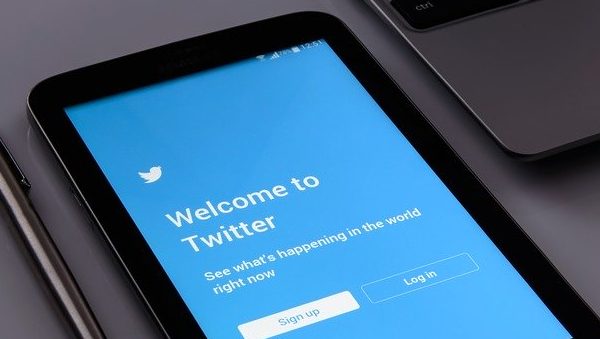 Twitter e Meta removem grupos antivacina e de fake news chinês